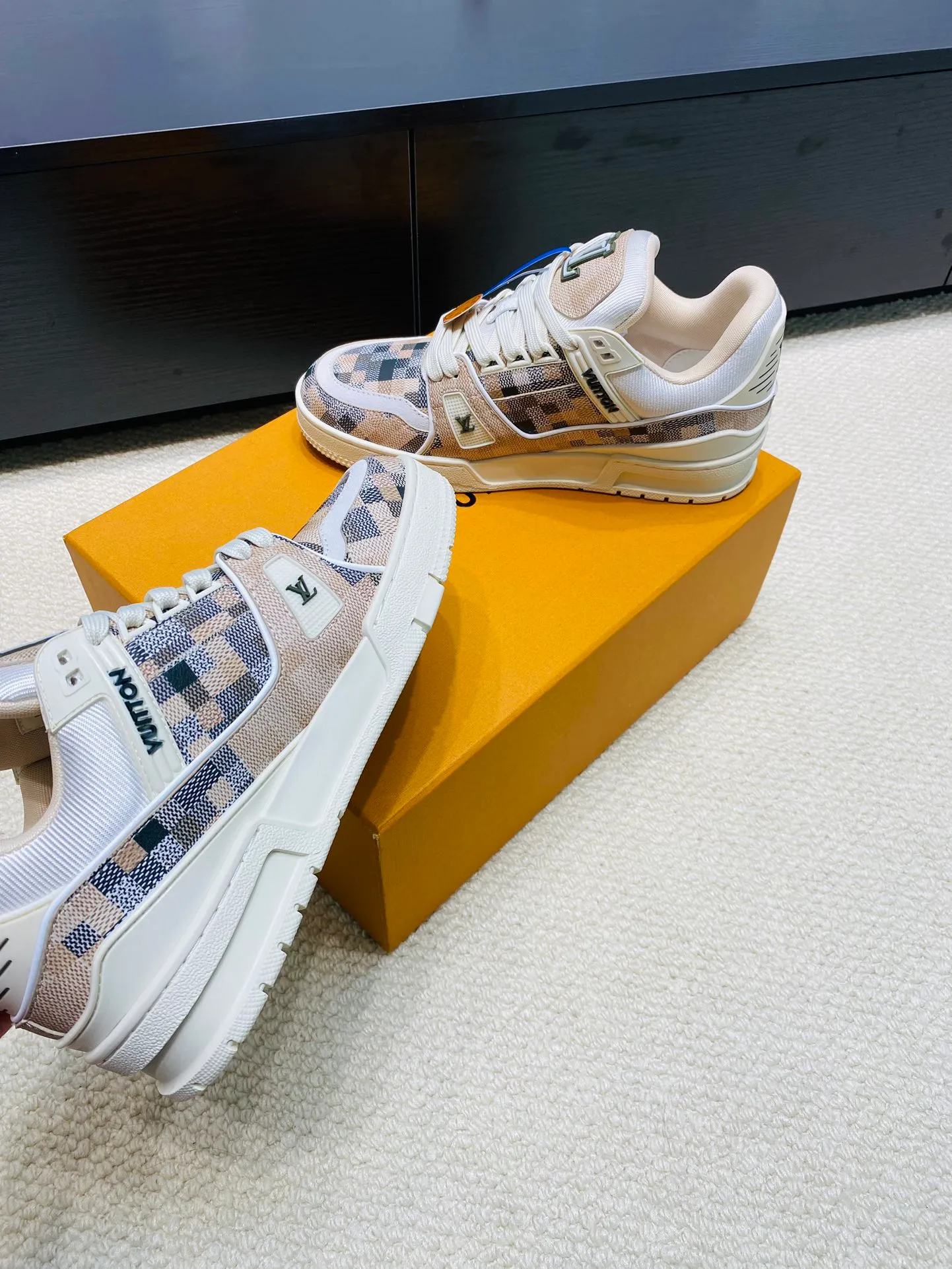 👟👟Ex-factory price 800👟👟 💰💰💰 Hot style 🆕🆕🆕𝙇𝙑 LV Louis Vuitton L House Donkey Brand Trainer Series Couple Style Casual Sports Shoes Skateboard Shoes Original Purchase Development Production Production This pair of LV Trainer sneakers are made of a blend of technical materials with waterproof properties. The meticulously crafted upper is notable for its many signature details, including Louis Vuitton and #54 in script, referencing the year 1854. Exquisite packaging at the delivery counter🛍📦 ▪️Fabrics: Original customized imported cowhide ▪️Inner lining: Original customized breathable mesh ▪️Outsole: Original open-molded non-slip TPU combination outsole ▪️Sole thickness: 3 cm ▪️Size: Women's 35-41 / Men's 38-46